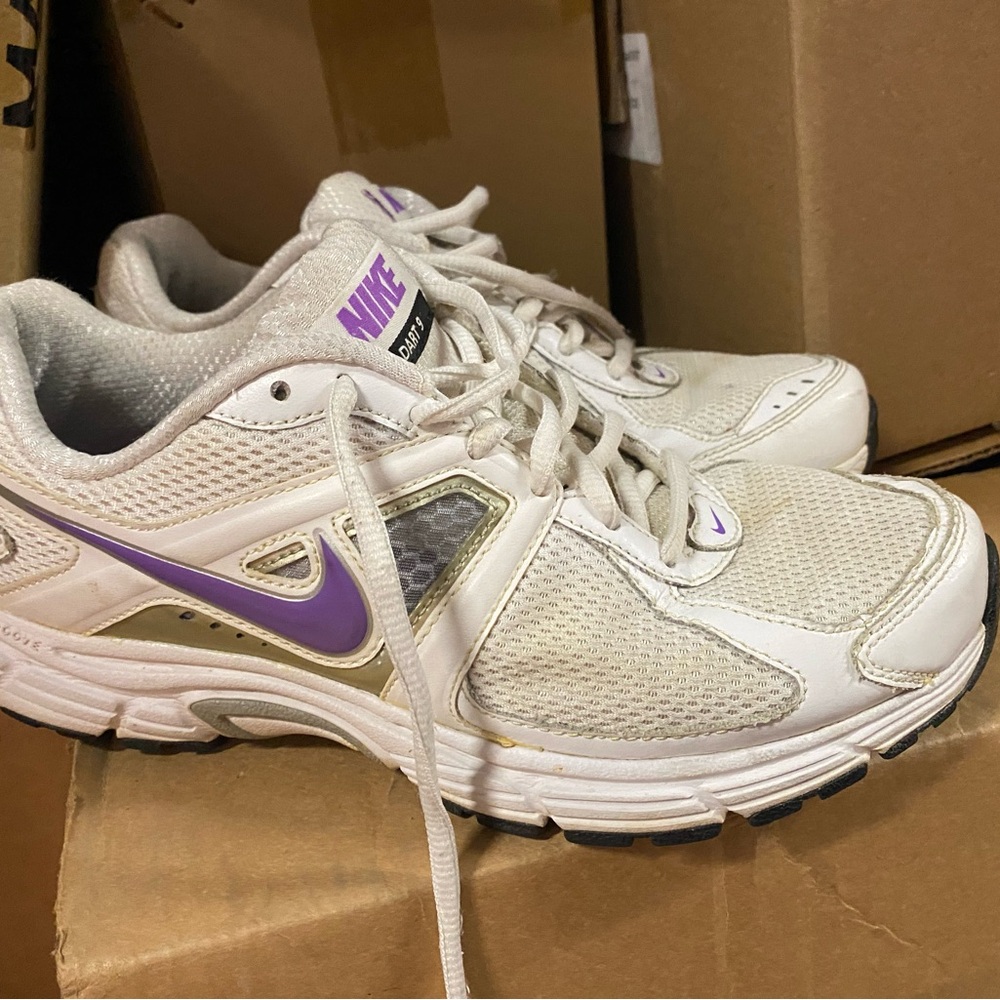 Nike Womens 2011 Shoes Size 9